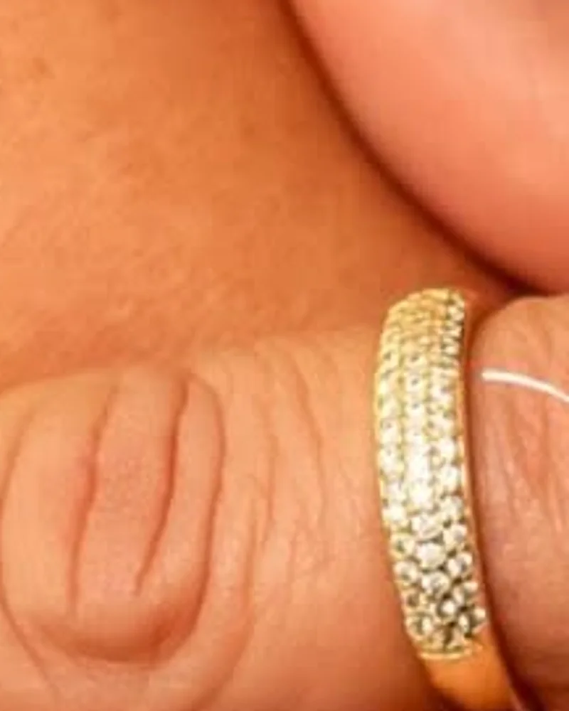 Anel dourado largo com três fileiras de zircônias cravejadas