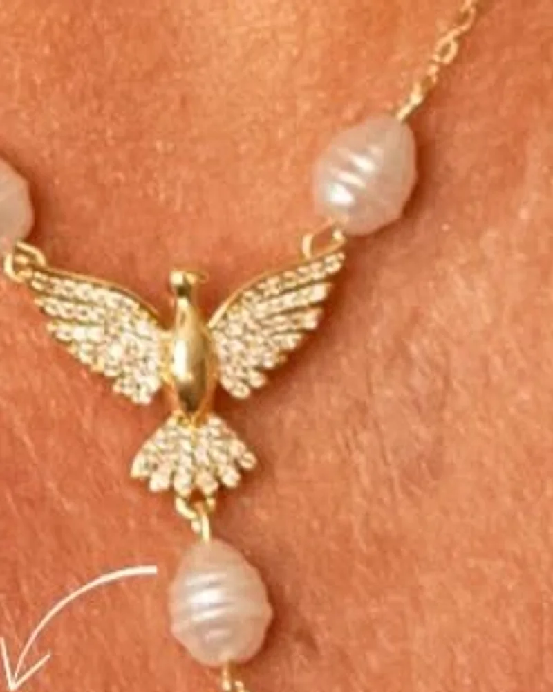Colar dourado com pérolas naturais, Divino Espírito Santo cravejado e crucifixo pendente